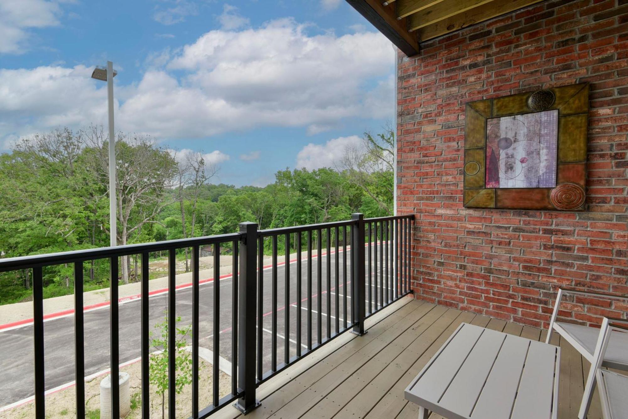 Luxury At Thousand Hills - Heart Of - Beautifully Remodeled - Spacious And Affordable Apartahotel